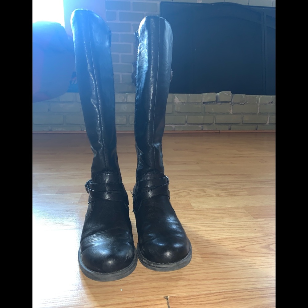 Bare trap black boot